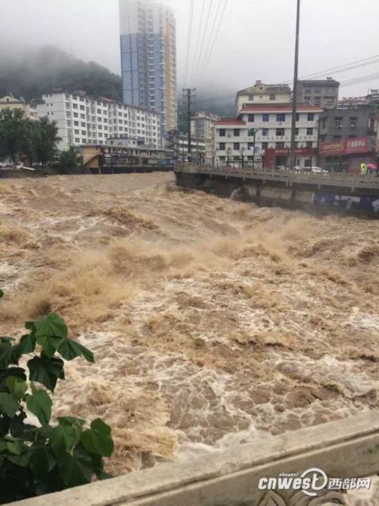 巴西里約熱內(nèi)盧的一座橋梁坍塌，已造成至少四人死亡，數(shù)十人受傷，仍有至少十三人下落不明。事故發(fā)生在圣保羅州一條高速公路上的橋梁坍塌后，一輛載有數(shù)十人的大巴墜入河中。巴西國家民事警察表示，已發(fā)現(xiàn)四具尸體，并正在搜救失蹤人員。同時(shí)，受傷人員已被送往附近醫(yī)院救治。巴西政府已經(jīng)啟動(dòng)了緊急救援計(jì)劃，并展開調(diào)查以確定事故原因。此次事故引起了人們對基礎(chǔ)設(shè)施安全問題的關(guān)注。，請注意，具體傷亡人數(shù)和失蹤人數(shù)可能會(huì)隨著救援工作的進(jìn)展而有所變化。建議關(guān)注官方報(bào)道以獲取最新信息。