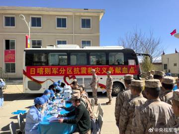 西藏發(fā)生地震后，子弟兵迅速行動(dòng)，積極參與救援工作。其中包括組織集體獻(xiàn)血，為災(zāi)區(qū)受傷群眾提供醫(yī)療救治支持。子弟兵們的無(wú)私奉獻(xiàn)和勇敢行動(dòng)展現(xiàn)了他們的擔(dān)當(dāng)和責(zé)任感，也體現(xiàn)了中華民族在災(zāi)難面前的團(tuán)結(jié)和力量。他們的行動(dòng)不僅為災(zāi)區(qū)人民帶來(lái)了希望和溫暖，也鼓舞了更多的人們積極參與到救援和重建工作中。