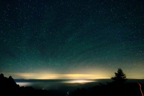 湖北一地夜空出現(xiàn)的神秘光圈可能是多種原因造成的，例如自然現(xiàn)象、人為因素等。目前，關(guān)于這一現(xiàn)象的回應(yīng)可能還沒有具體的科學(xué)解釋或官方聲明。，如果您對(duì)這一現(xiàn)象感興趣，建議您關(guān)注當(dāng)?shù)孛襟w報(bào)道或相關(guān)部門的官方聲明，以獲取更準(zhǔn)確的信息。同時(shí)，您也可以參考一些天文或自然現(xiàn)象的解釋，以了解可能的成因。不過請(qǐng)注意，對(duì)于未經(jīng)證實(shí)的現(xiàn)象，應(yīng)保持開放和理性的態(tài)度，避免過度猜測(cè)和誤解。