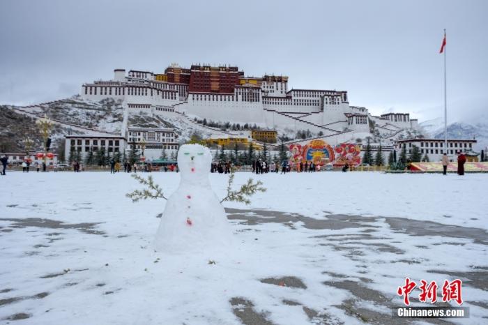 是的，南方多地即將迎來大范圍降雪。根據(jù)氣象部門的預(yù)報(bào)，南方地區(qū)可能會受到雨雪天氣的影響，特別是貴州、湖南、江西等地可能會出現(xiàn)大范圍降雪。此外，隨著冷空氣南下和暖濕氣流交匯，南方多地可能會出現(xiàn)明顯的雨雪天氣過程，部分地區(qū)可能會出現(xiàn)大到暴雪天氣。請注意關(guān)注當(dāng)?shù)貧庀蟛块T的預(yù)報(bào)和預(yù)警信息，做好防寒保暖措施，確保出行安全。