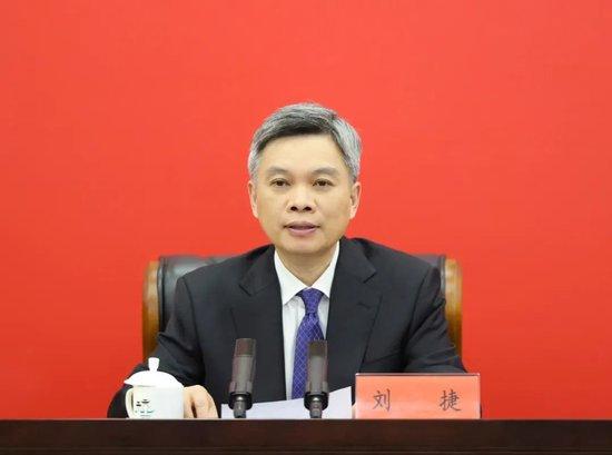 劉捷現(xiàn)任浙江省委副書記、省政府黨組書記、代省長。，劉捷，男，漢族，浙江諸暨人，中國共產(chǎn)黨黨員，在職研究生學(xué)歷，工學(xué)博士，高級(jí)工程師。劉捷同志是一位經(jīng)驗(yàn)豐富的領(lǐng)導(dǎo)干部，他在多個(gè)領(lǐng)域都有卓越的工作表現(xiàn)和豐富的管理經(jīng)驗(yàn)。作為浙江省代省長，他將承擔(dān)起推動(dòng)浙江經(jīng)濟(jì)社會(huì)發(fā)展、促進(jìn)政府工作高效運(yùn)行等重要職責(zé)。