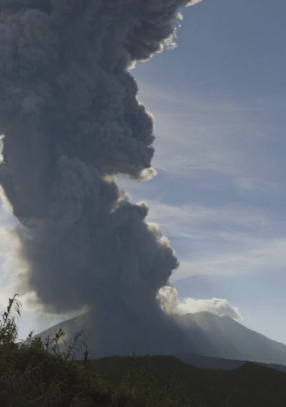 日本火山噴發(fā)灰柱高達3400米