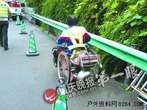 外地司機(jī)誤入重慶山路 急得抹眼淚