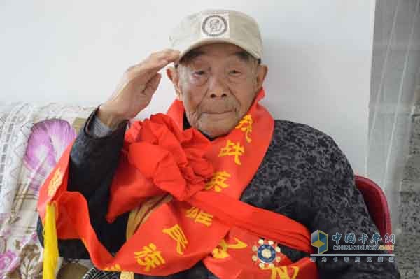 95歲老兵公園偶遇74年未見(jiàn)的戰(zhàn)友