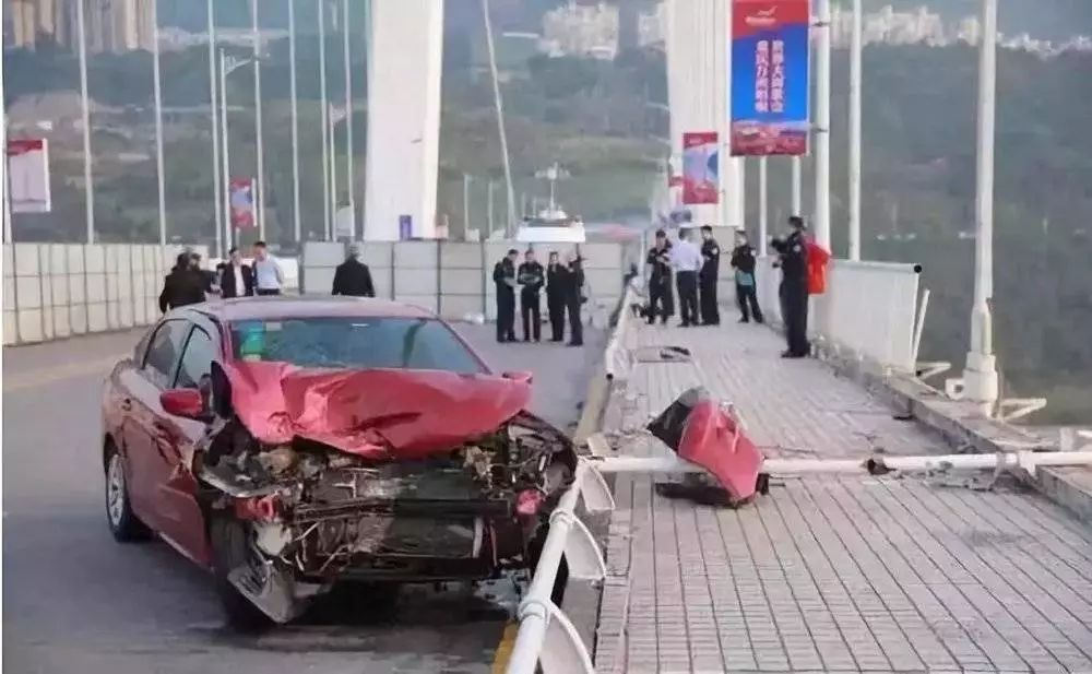 路遇小轎車翻車起火他連救2人