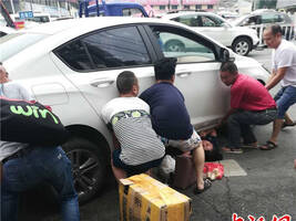 女孩被壓車底 眾人抬車救人