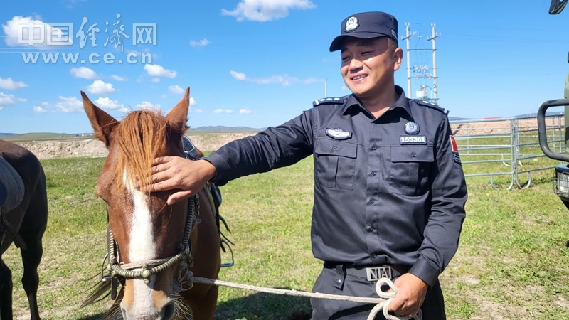 00后女警首次騎馬巡邊