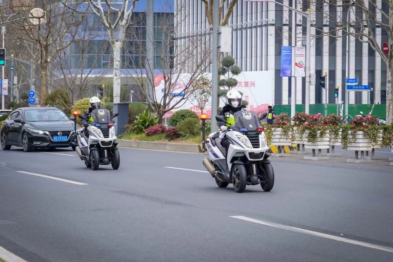 陸家嘴女警疾馳摩托救助迷途老人