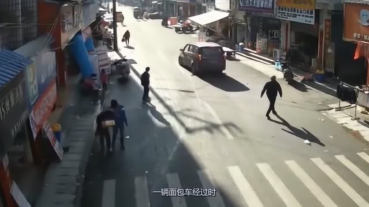 孩子路邊嬉戲險遭大客車碾壓