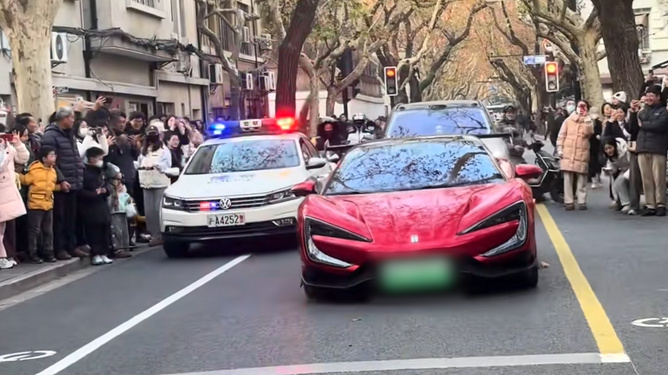 超跑堵路炫舞 “搖”來警車瞬間老實,數(shù)據引導設計策略_社交版94.14.97