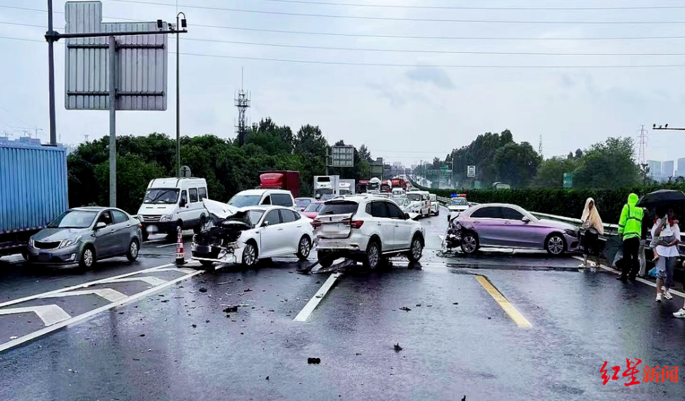 新澳門掛牌之全篇,溫州一家五口駕車墜崖致1死