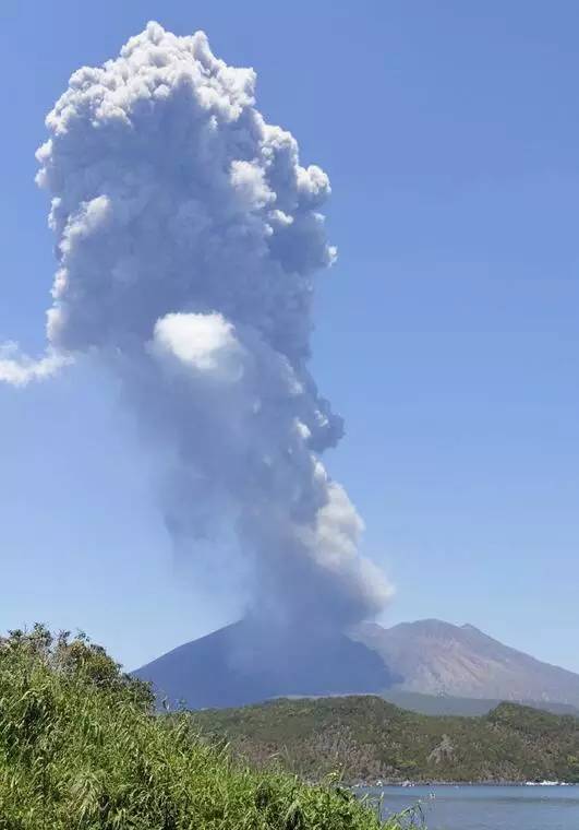 搖錢樹精準(zhǔn)資料三期必出,日本鹿兒島火山深夜連續(xù)噴發(fā)