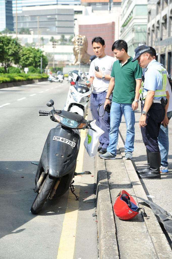 香港2025澳門資料大,媽媽練完車回家過橋把女兒撞進(jìn)水溝