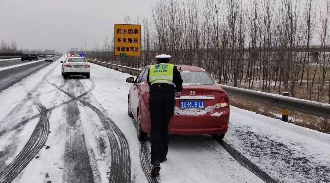 高手論壇免費(fèi)資料大全正版,大雪天新疆高速交警霸氣護(hù)送車輛