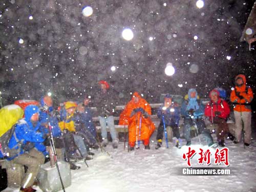 5334cc資料大全香港佛祖,11名驢友雪夜被困野山 最大68歲